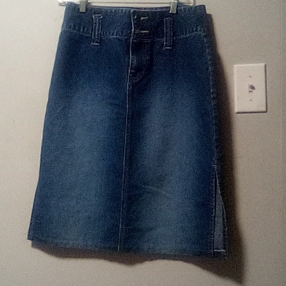 STEPHEN HARDY Squeeze ladies blue denim skirt. Size 5/6.